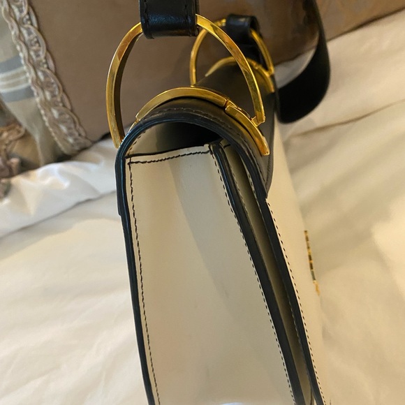 Beautiful crossbody Prada bag with gold hardware. Excellent condition - Picture 4 of 10